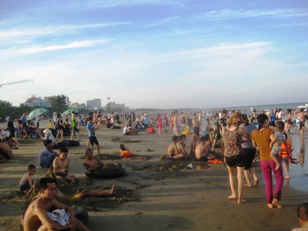 Du khách tắm biển tại bãi biển Sầm Sơn.
