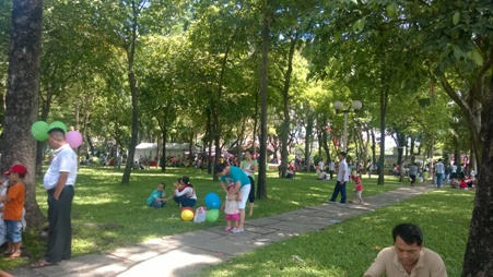Các công viên trung tâm thành phố (23/9 và Tao Đàn) thưa thớt các em thiếu nhi đến vui chơi