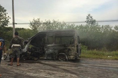 Chiếc xe chở khách đã bị cháy rụi tại hiện trường vụ tai nạn.