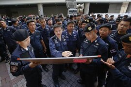 Thái Lan điều quân đội, cảnh sát chống biểu tình