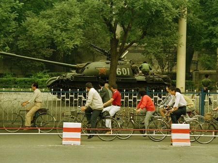 Đến tận ngày 12/6/1989, người dân Bắc Kinh vẫn thấy xe tăng đậu
gần quảng trường Thiên An Môn
