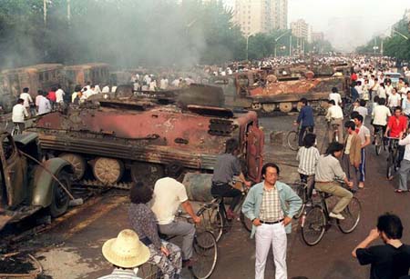 Người dân Bắc Kinh quan sát những chiếc xe quân sự bị đốt cháy