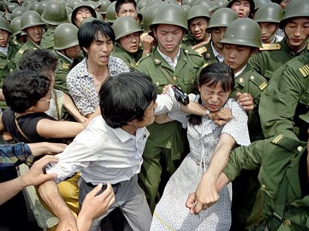 Ngày 20/5, chính quyền Bắc Kinh tuyên bố tình trạng thiết
quân luật.