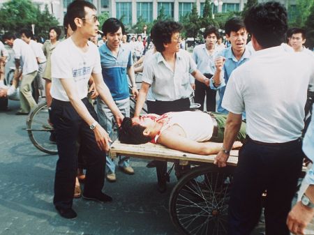 Các sinh viên đưa một người bị thương đi cấp cứu