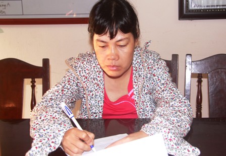 Lê Thị Thanh viết lời khai tại cơ quan Công an.