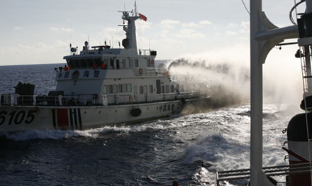 Tàu Trung Quốc điên cuồng tấn công tàu Cảnh sát biển 2016 vào 17h chiều 1/6.