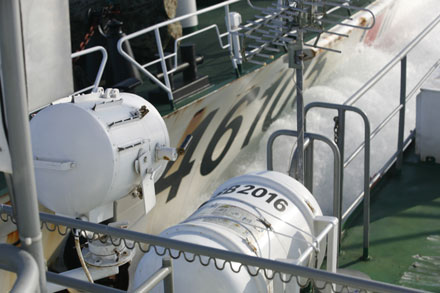 Tàu Cảnh sát biển 2016 bị thủng 4 lỗ và hưng hỏng một số trang thiết bị; hiện đang cập bờ sửa chữa.