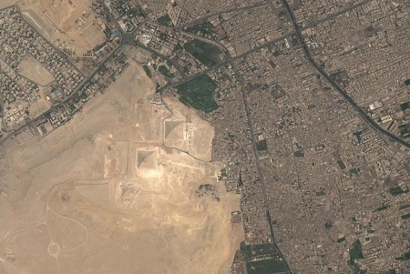Nhìn thật kỹ bạn sẽ thấy 3 kim tự tháp của Đại kim tự tháp Giza ở thủ đô Cairo, Ai Cập.