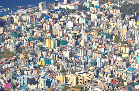Thành phố Male, Maldives có những tòa nhà cao tầng được sơn sáng màu.