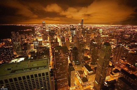 Thành phố Chicago, Mỹ với ánh đèn rực sáng về đêm.