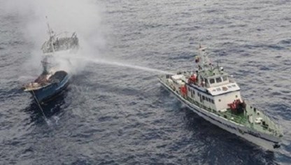 Tàu Trung Quốc hung
hãn phun vòi rồng vào tàu Việt Nam.