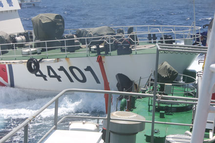 Cú đâm mạnh đã khiến một tàu Cảnh sát biển Việt Nam bị hư hỏng ở phần đuôi tàu.
