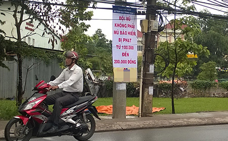 TPHCM: Phạt người đi xe máy đội mũ bảo hiểm 