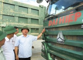 Bộ trưởng Thăng “trảm” xe quá tải ngay tại công trường