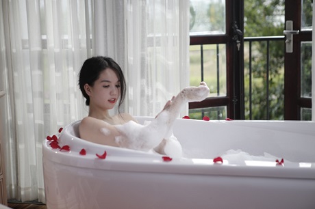 Quảng cáo sữa tắm với hình ảnh khiêu dâm của người mẫu Ngọc Trinh