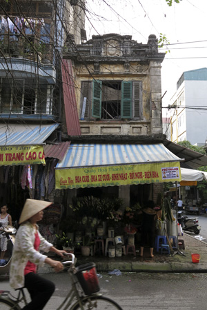 Ngôi nhà số 14 Trần Hưng Đạo được xây dựng từ 1930 nằm sát chợ Hà Đông lúc nào cũng đông đúc.