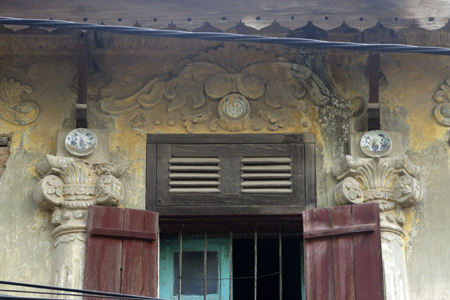 Những hoa văn theo kiến trúc cổ vẫn còn được giữ khá nguyên vẹn ở ngôi nhà số 8 Phan Bội Châu.