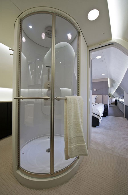 Phòng tắm trên một chiếc Boeing.