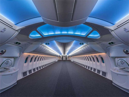 Bên trong một chiếc Boeing 787 đang chờ được lắp đặt nội thất tư nhân.