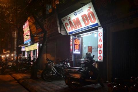 Các tiệm cầm đồ trên đường Láng (quận Đống Đa, Hà Nội) sáng choang ánh điện dù đêm khuya - Ảnh: TNO