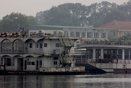 Hàng loạt nhà hàng du thuyền tập trung tại góc Hồ Tây phía đầu đường Thuỵ Khê (Tây Hồ, Hà Nội)