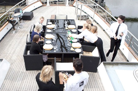 Trên các siêu du thuyền, đội ngũ nhân viên nữ sẽ phải đáp ứng mọi yêu cầu kỳ quặc nhất của ông chủ