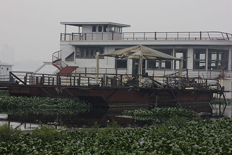 Tàu bỏ hoang phế nhiều năm tại khu vực nước tù đọng ở Hồ Tây