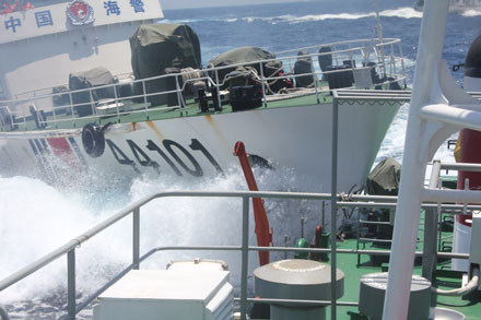 Tàu Trung Quốc điên cuồng tấn công đâm thẳng vào tàu thực thi pháp luật của Việt Nam.