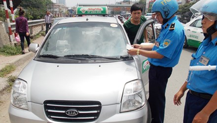 Ai tiếp tay cho gần 2.000 taxi trôi nổi khắp Hà Nội?