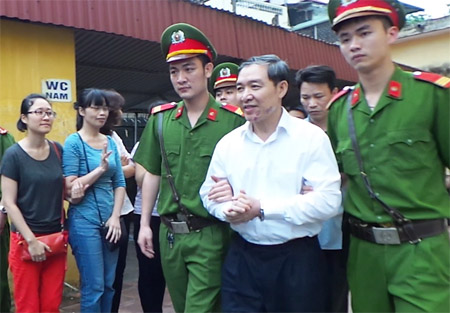 Dương Chí Dũng tỏ ra rất vui vẻ, lạc quan khi rời toà phúc thẩm trước ngày bị tuyên án. 