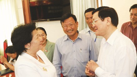 Chủ tịch nước Trương Tấn Sang trao đổi với các doanh nghiệp TPHCM. Ảnh: LT