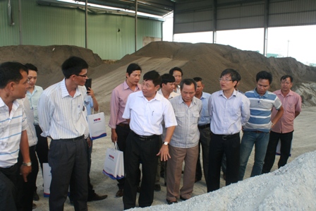 Các đại biểu tham quan quy trình lựa chọn vật liệu để sản xuất bê tông nhựa của công ty BMT