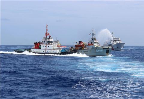Tàu Kiểm ngư 951 bị tàu Trung Quốc tấn công và phun vòi rồng