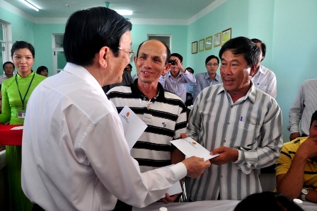 Chủ tịch nước Trương Tấn Sang tặng quà đến bà con ngư dân Đà Nẵng