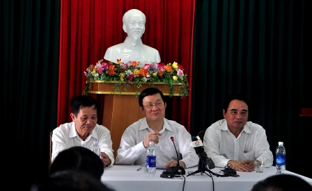 Chủ tịch nước Trương Tấn Sang nói chuyện với bà con ngư dân Đà Nẵng