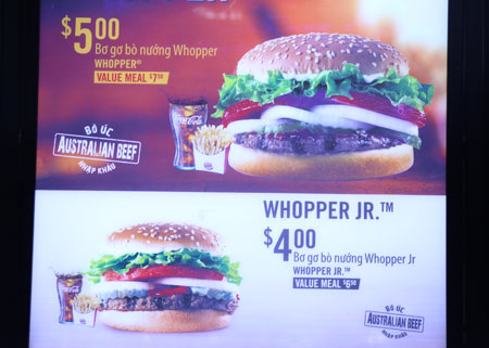 Bảng niêm yết giá  tại quầy Burger King -  khu cách lý ga đi quốc tế Tân Sơn Nhất