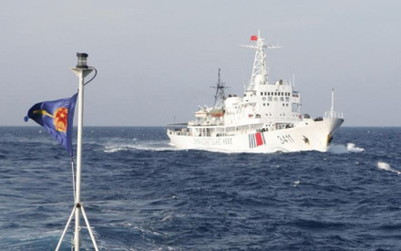 Tàu Trung Quốc ngăn cản tàu Việt Nam tiếp cận giàn khoan Hải Dương-981 (Ảnh Reuters)