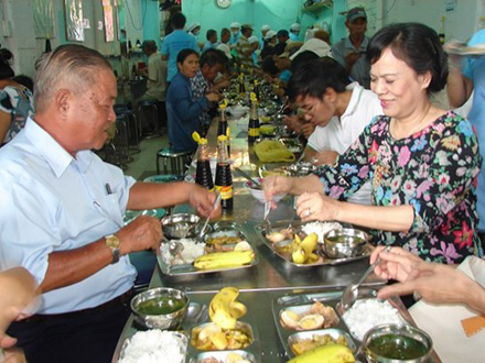Phu nhân Chủ tịch nước ăn cơm 2.000 cùng với người nghèo