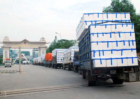 Xe chở vải thiều xếp hàng tại cửa khẩu quốc tế Lào Cai để chờ thông qua, đưa hàng sang Trung Quốc.