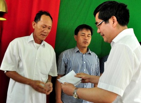 Bộ trưởng Cao Đức Phát tặng quà cho ngư dân xã Bình Châu, huyện Bình Sơn, Quảng Ngãi.