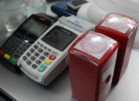 Tian và Chính đã sử dụng các máy POS của các ngân hàng sau đó dùng thẻ giả để rút tiền