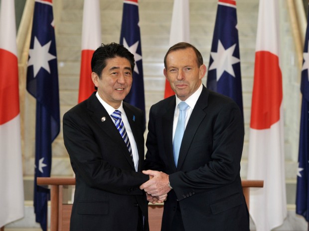 Thủ tướng Nhật và người đồng cấp Úc bắt tay tại Canberra ngày 8/7.
