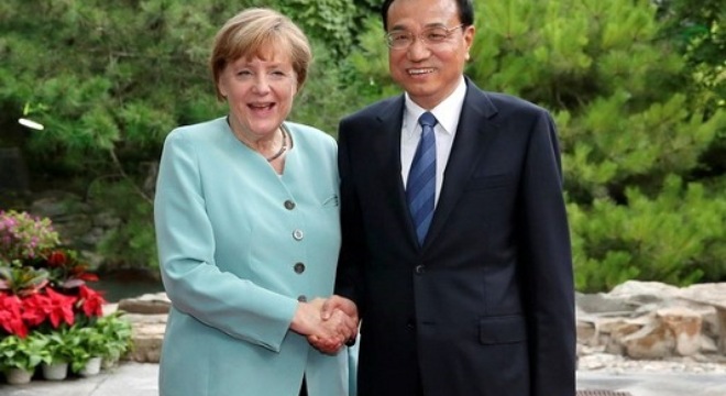 Thủ tướng Trung Quốc Lý Khắc Cường (phải) đã có cuộc gặp với Thủ tướng Đức Merkel đang có chuyến thăm chính thức Trung Quốc. (Nguồn: THX/TTXVN)