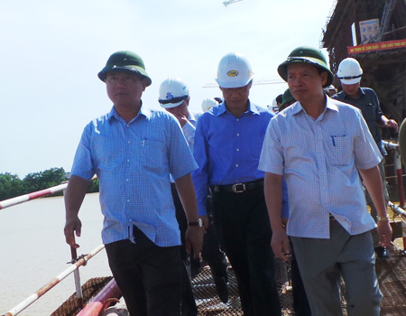 Bộ trưởng GTVT Đinh La Thăng (trái) kiểm tra các công trình trên tuyến quốc lộ 1A qua Thanh Hoá.