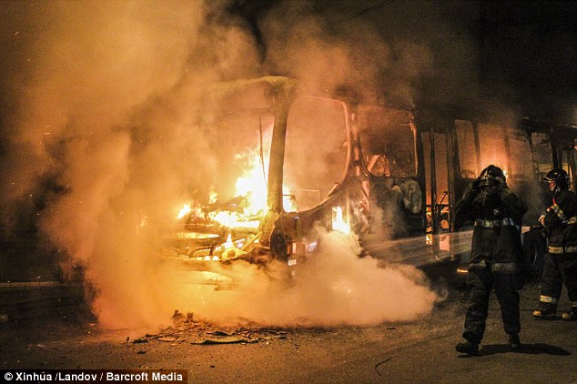 Một chiếc xe buýt bị những CĐV quá khích đốt cháy tại một quận đông đúc ở Sao Paulo