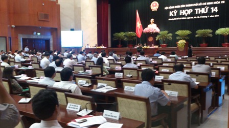 Các đại biểu nghe Chính ủy Quân khu 7 báo cáo về tình hình biển Đông