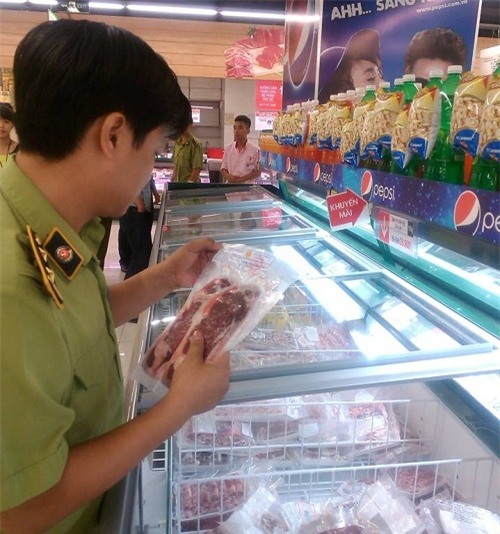 Tạm giữ nhiều hàng hóa tại Lotte Mart Đống Đa - Hà Nội