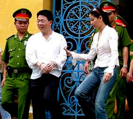 Hoa hậu Hà Kiều Anh động viên Nguyễn Gia Thiều sau khi ra khỏi tòa.