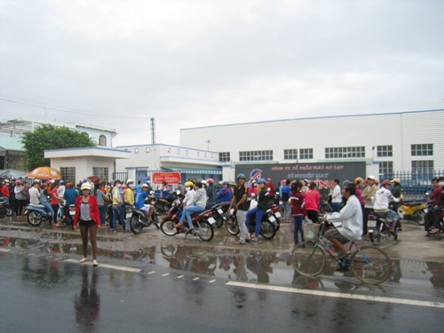 Hàng trăm công nhân đứng đội mưa trước cổng XNM An Hưng sáng 12-7 vì không được vào làm việc