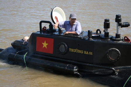 Kỹ sư Nguyễn Quốc Hòa trong lần thử nghiệm tàu ngầm Trường Sa trên biển lần 1 